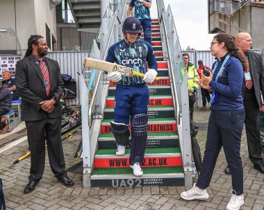 İngiltere 'den Jason Roy vuruş için İngiltere' yi öne geçirdi