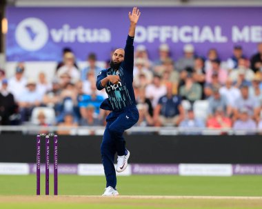 Adil Rashid İngiltere adına bowling oynuyor