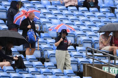 Headingley 'de yağmurdan korunan izleyiciler