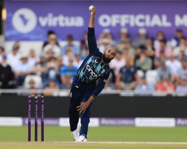 Adil Rashid İngiltere adına bowling oynuyor
