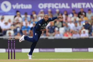 Adil Rashid İngiltere adına bowling oynuyor