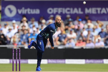 Moeen Ali İngiltere adına bowling oynuyor.