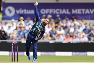 Moeen Ali İngiltere adına bowling oynuyor.