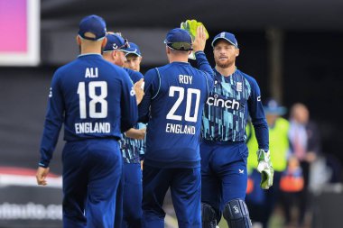 İngiltere 'den Jos Buttler, Güney Afrika' dan Janneman Malan 'ı görevden aldığı için İngiltere' den Jason Roy 'u tebrik ediyor.