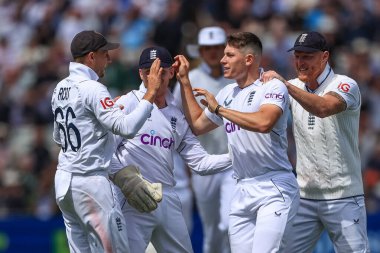 İngiltere 'den Matthew Potts Hintli Hanuma Vihari' nin kalesini LBW ile İngiltere 'den Joe Root kutluyor.