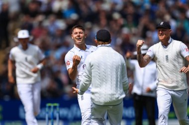 İngiltere 'den Matthew Potts, Hindistan' dan Hanuma Vihari 'nin kalesini LBW ile kutluyor.