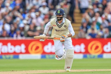 Hintli Ravindra Jadeja iki tur koşuyor.