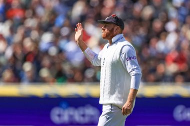 İngiltere 'den Jonny Bairstow yeni bir top için işaret veriyor