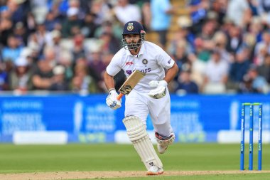 Hintli Rishabh Pant bir koşu yapıyor