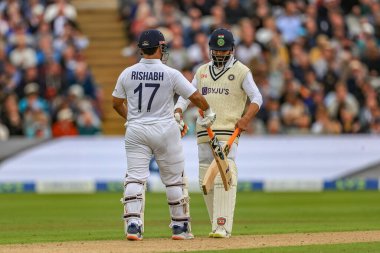 Hindistan 'dan Rishabh Pant ve Hindistan' dan Ravindra Jadeja 200 koşu vuruşuyla karşı karşıya geldiler.