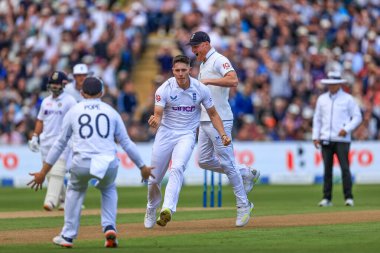 İngiltere 'den Matthew Potts, Hintli Virat Kohli' yi kutluyor.