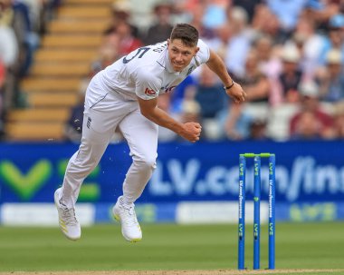 Maç sırasında topu İngiltere 'den Matthew Potts veriyor.