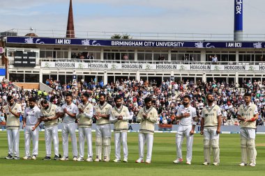 Hindistan milli marşını söylüyor.