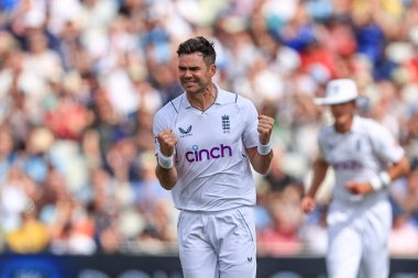 İngiltere 'den James Anderson Hintli Shubman Gill' in kalesini kutluyor.