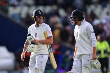 İngiltere 'den Ben Stokes İngiltere' den Jonny Bairstow 'a sesleniyor.