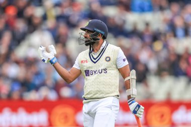 Hintli Mohammad Shami, İngiliz Jack Leach tarafından yakalandıktan sonra sahadan ayrıldı.