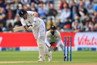 İngiltere 'den Joe Root iki koşu yaptı