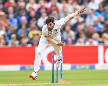 Hindistan 'dan Muhammed Siraj topu veriyor.