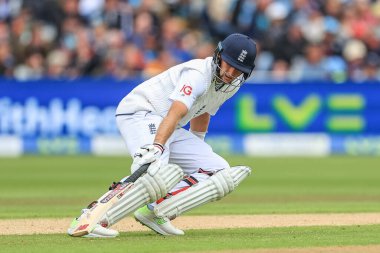 İngiltere 'den Joe Root iki koşu yaptı