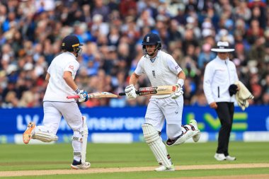 İngiltere 'den Joe Root iki koşu yaptı