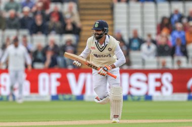 Hintli Ravindra Jadeja bir koşu yapıyor.