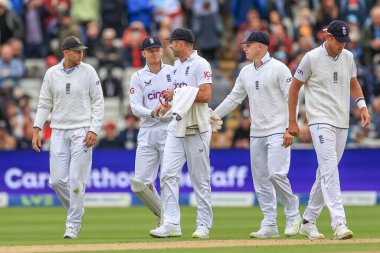 İngiltere 'den James Anderson, Hindistan' dan Muhammed Siraj 'ın son kalesini kutluyor.