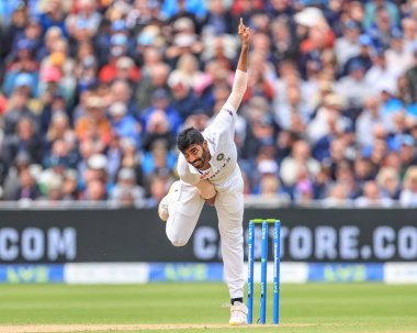 Hintli Jasprit Bumrah topu veriyor.