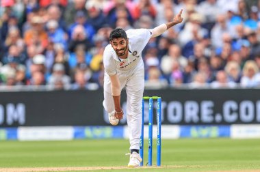 Hintli Jasprit Bumrah topu veriyor.