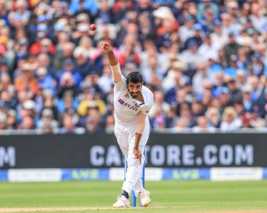 Hintli Jasprit Bumrah topu veriyor.