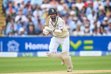 Hintli Cheteshwar Pujara bir tane alır.