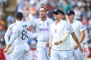 İngiliz Stuart Broad, Hintli Hanuma Vihari 'nin Jonny Bairstow tarafından yakalanmasını kutluyor.