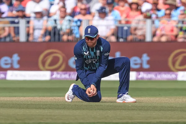 İngiltere 'den Jonny Bairstow topu alıyor