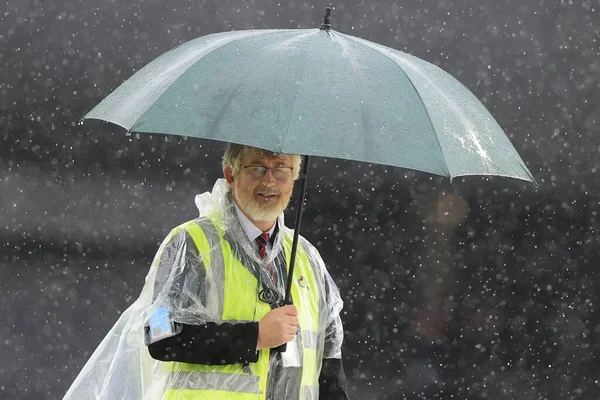 Security Staff Member Guarding Wicket Rain Soaked Headingley — Photo