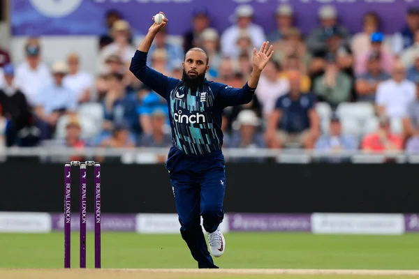 Adil Rashid İngiltere adına bowling oynuyor