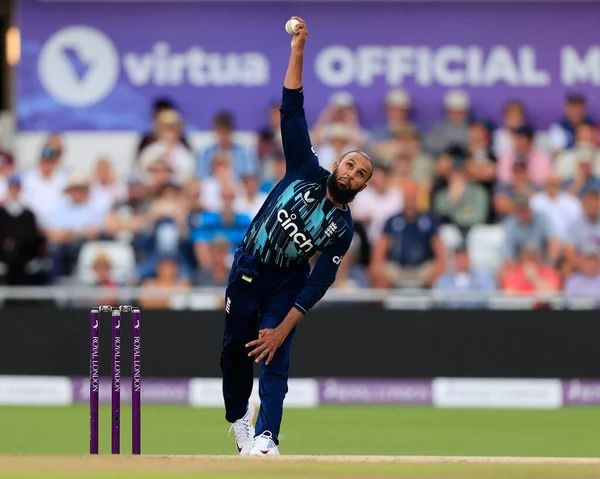Adil Rashid İngiltere adına bowling oynuyor