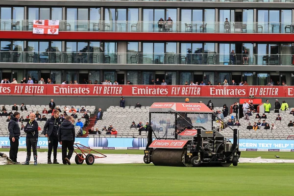 Emirates Old Trafford Ground Staff Work Clear Water Pitch — Stock Photo, Image