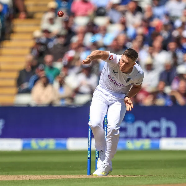 İngiltere 'den Matthew Potts yağmur durduktan sonra bowlinge başladı.