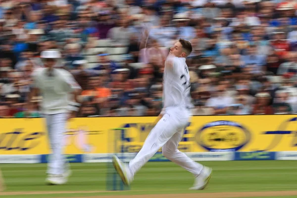 Maç sırasında topu İngiltere 'den Matthew Potts veriyor.