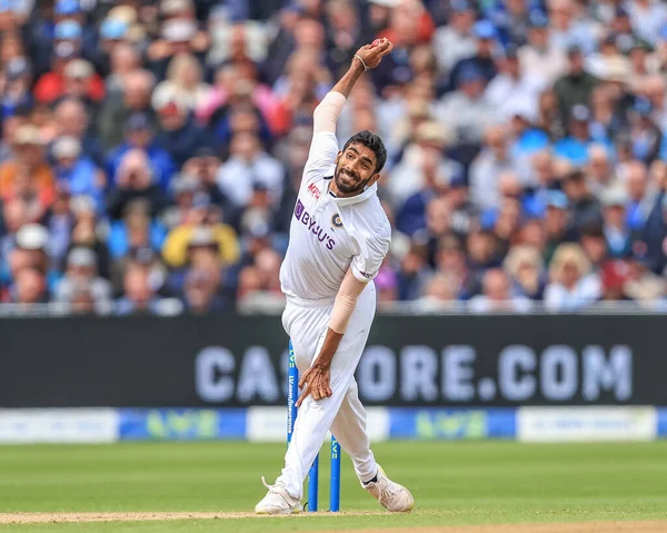 Hintli Jasprit Bumrah topu veriyor.