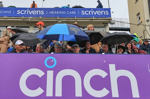 Fans Get Brollies Rain Stops Play Second Time — Stock Photo, Image