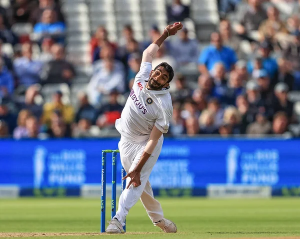 Hintli Jasprit Bumrah topu veriyor.