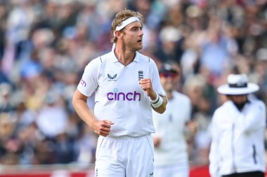 İngiliz Stuart Broad, Hintli Hanuma Vihari 'nin Jonny Bairstow tarafından yakalanmasını kutluyor.