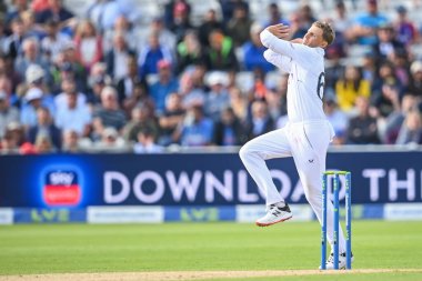 İngiltere 'den Joe Root topu veriyor.