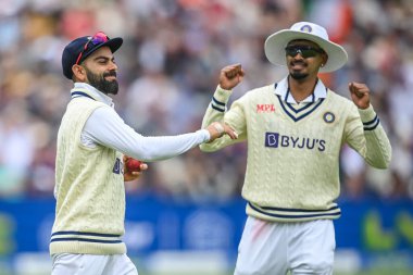 Hintli Virat Kohli, İngiliz Jonny Bairstow 'u Mohammad Shami' nin bowlinginde yakalamayı kutluyor.