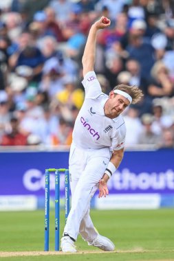 İngiltere 'den Stuart Broad topu veriyor.