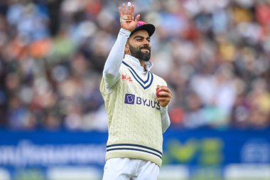 Hintli Virat Kohli, İngiliz Jonny Bairstow 'u Mohammad Shami' nin bowlinginde yakalamayı kutluyor.
