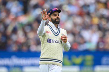 Hintli Virat Kohli, İngiliz Jonny Bairstow 'u Mohammad Shami' nin bowlinginde yakalamayı kutluyor.