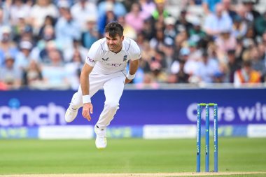 İngiltere 'den James Anderson topu veriyor.