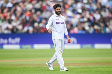 Hintli Ravindra Jadeja bowlinge hazırlanıyor.