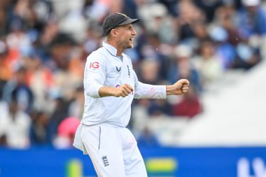 İngiliz Joe Root, Hintli Virat Kohli 'yi Ben Stokes' un bowlinginden atma görevini kutluyor.